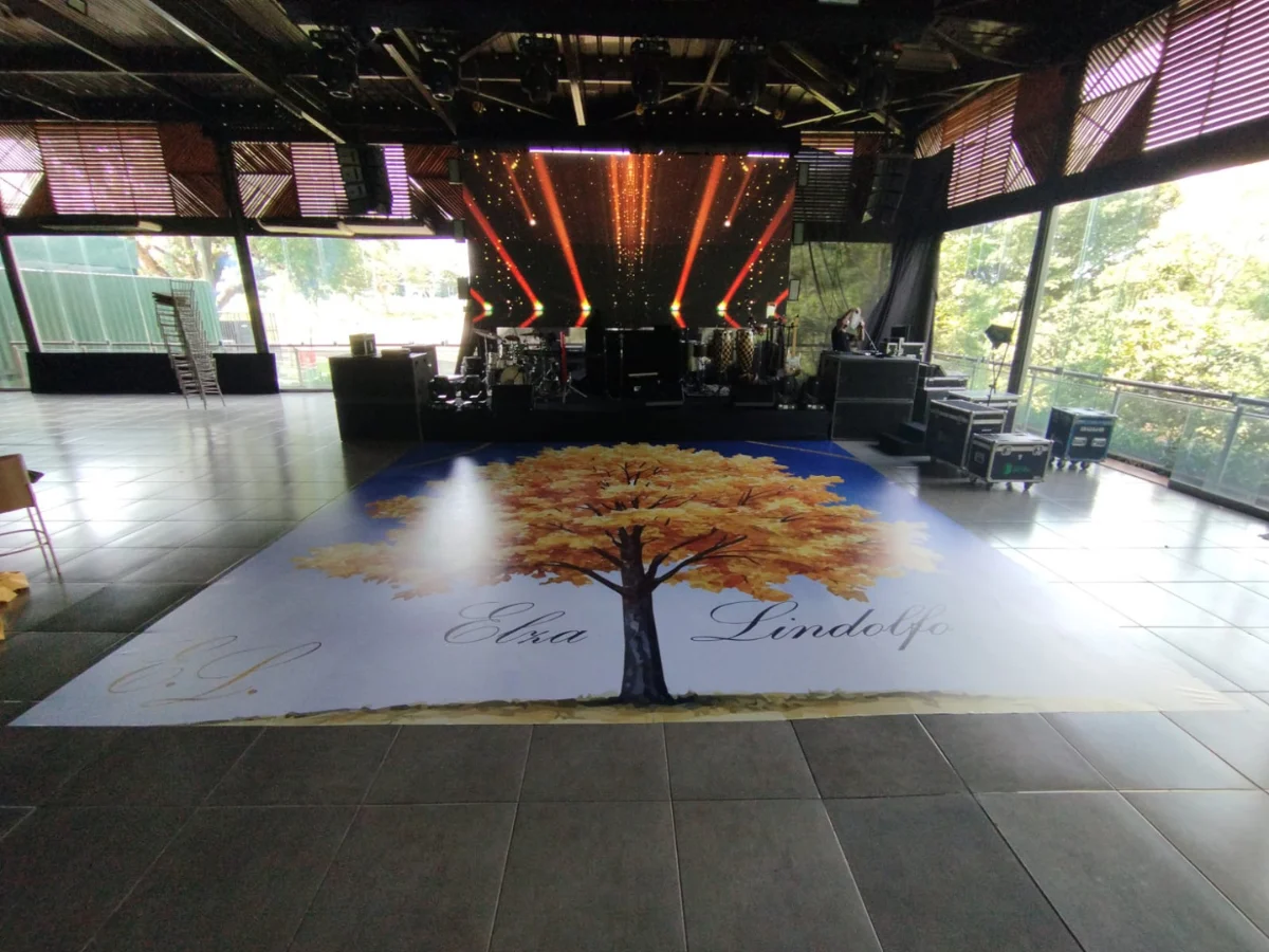 Pista de dança personalizada com os nomes dos noivos, produzida pela Lumix Comunicação Visual